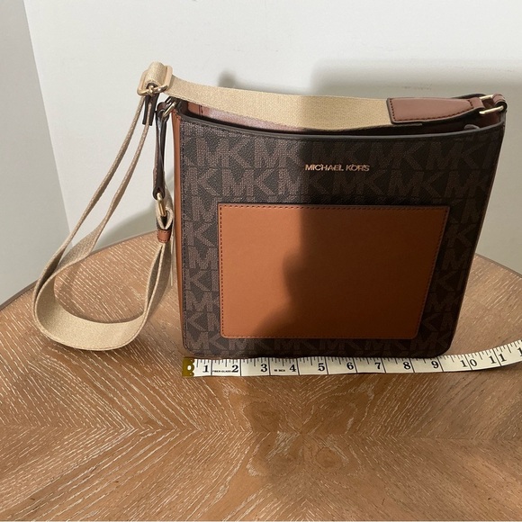 MICHAEL KORS GLORIA MEDIUM SLING PACK BROWN COLOR - Picture 2 of 3